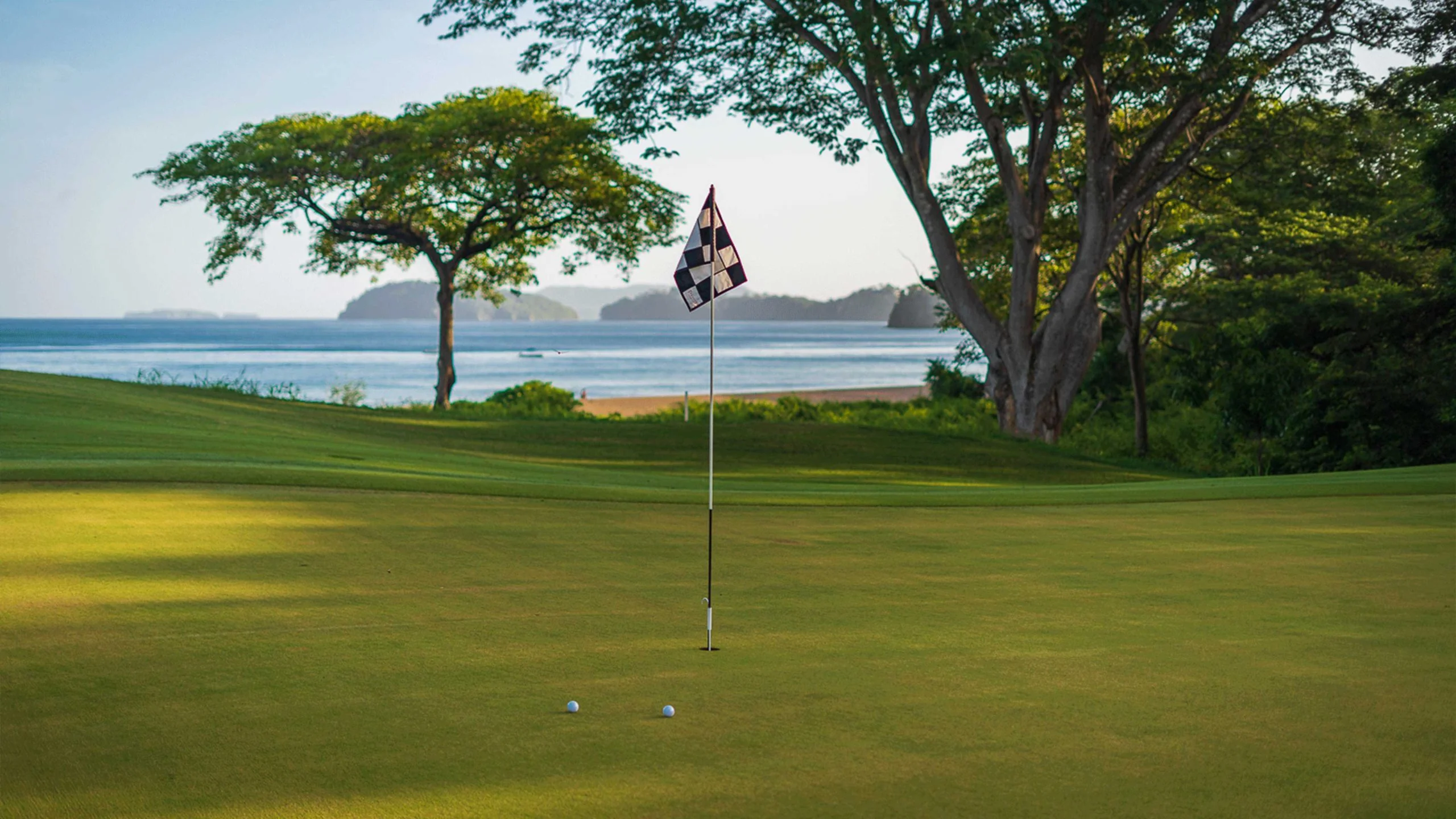 Vista aérea de la comunidad de golf frente al mar de Arcadia en Guanacaste, Costa Rica, bienes raíces de lujo