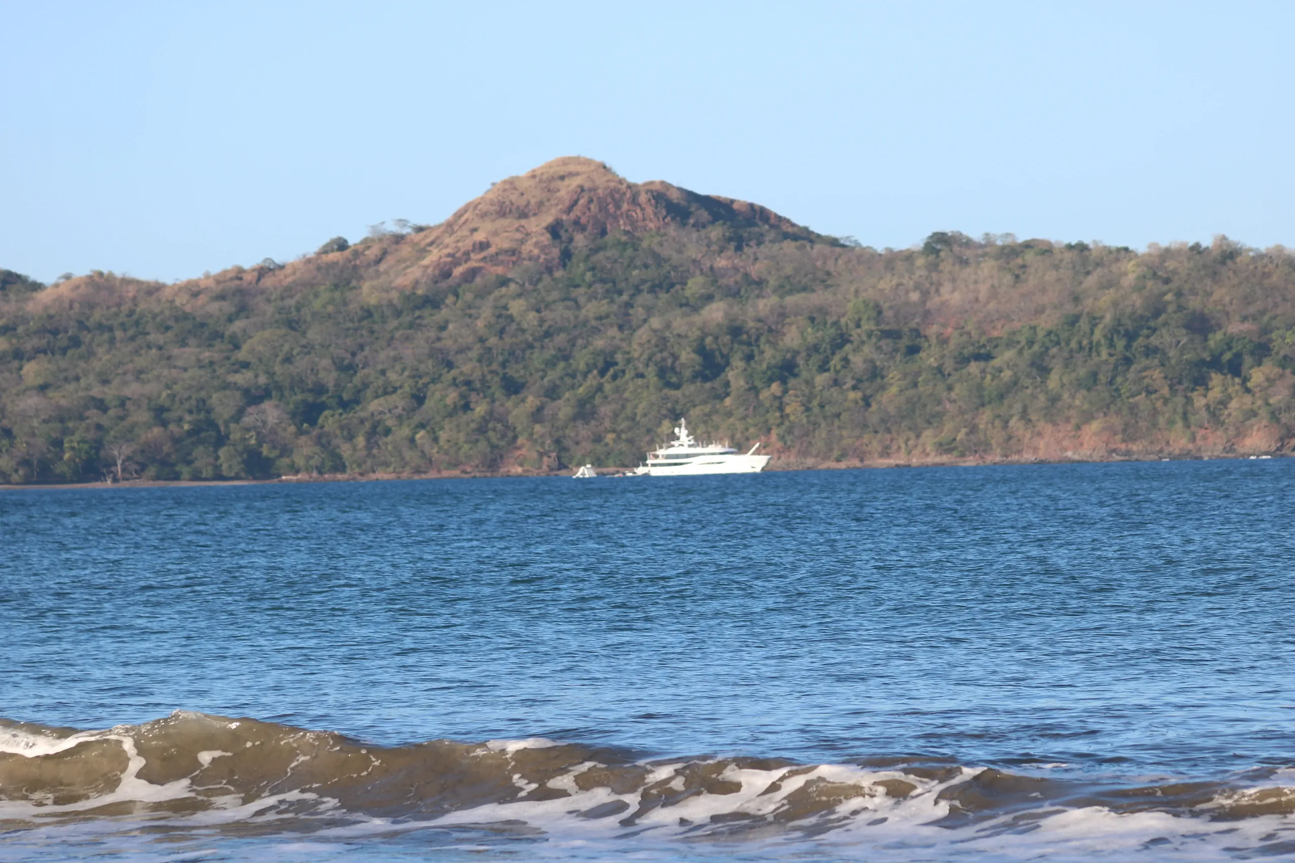 Muelle de yates de Flamingo Marina en Costa Rica que muestra el creciente desarrollo de la marina cerca de Brasilito