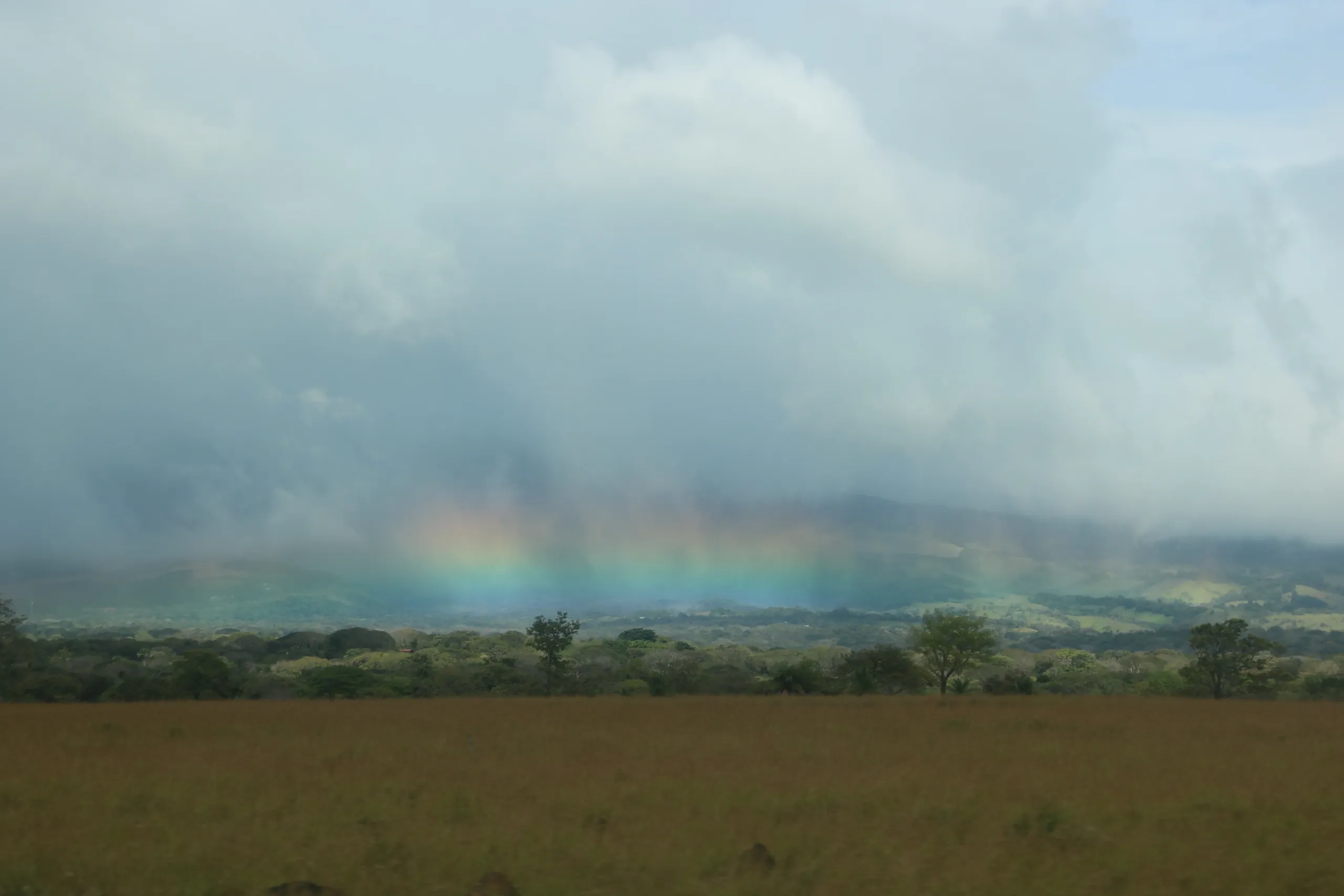Paisaje de Guanacaste, Costa Rica, con un espectacular arcoíris sobre la región inmobiliaria de la Costa de Oro