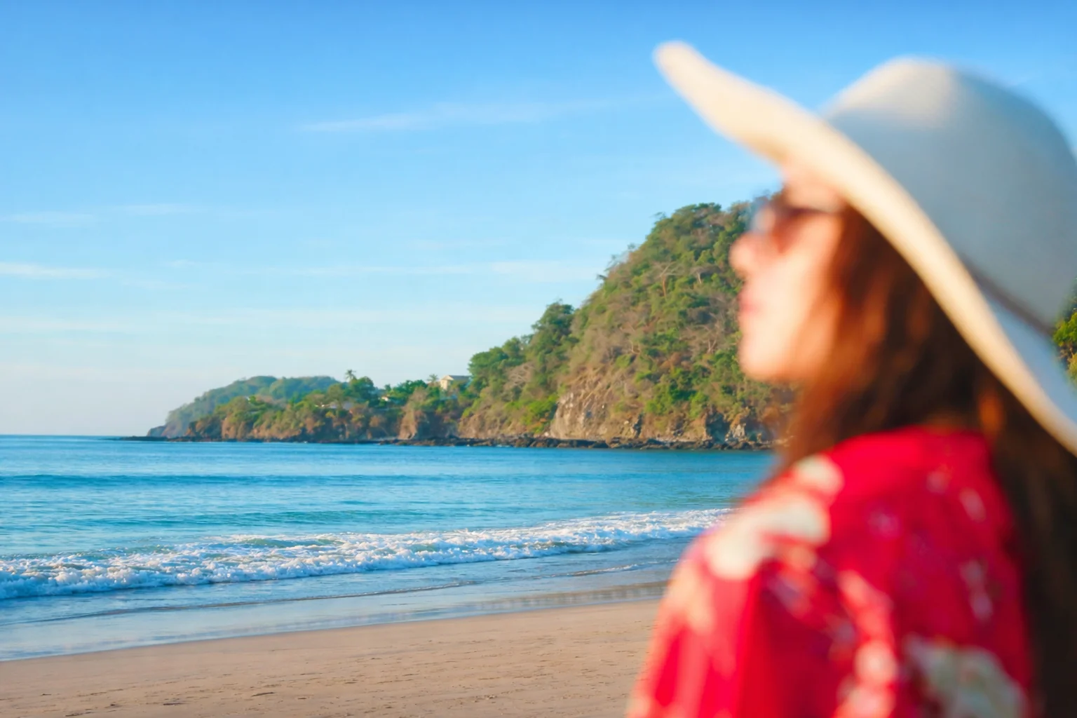 Paisaje costero de Brasilito Costa Rica mostrando propiedades frente al mar disponibles para compradores extranjeros
