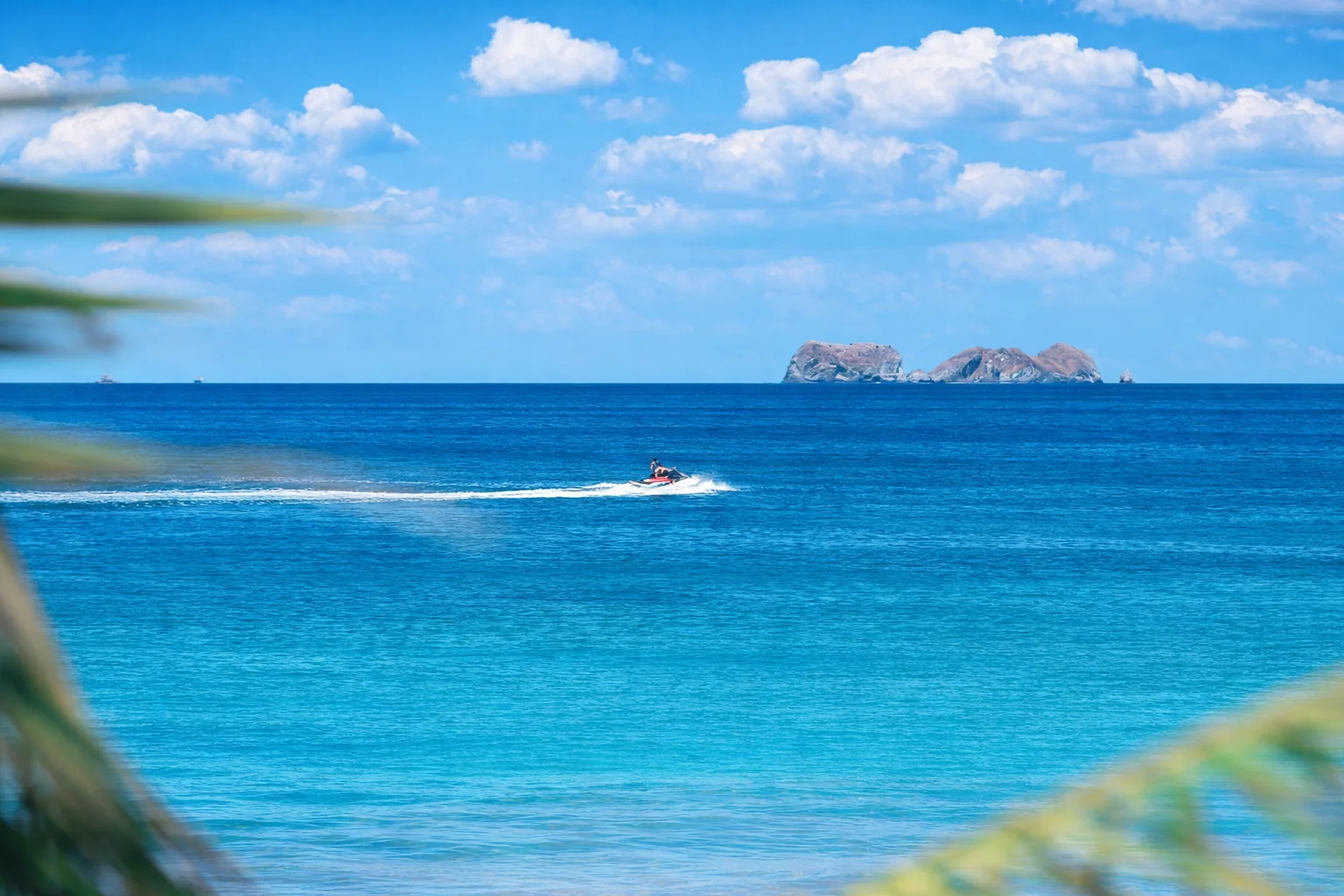 Moto acuática y deportes náuticos en la playa de Brasilito que ilustran la demanda de alquiler vacacional en Guanacaste